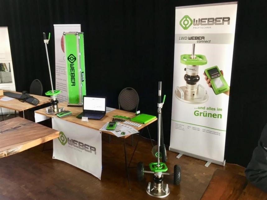 Exhibition load plate